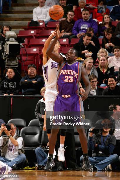 Jason Richardson of the Phoenix Suns goes after a loose ball over Kevin Martin of the Sacramento Kings during the game on February 5, 2010 at Arco...