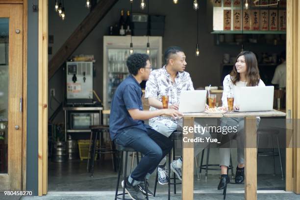 drei unternehmer treffen in einer bar - international student day stock-fotos und bilder