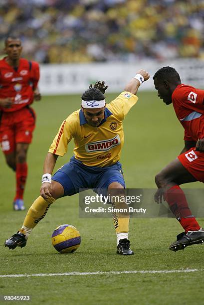 Copa Libertadores: Club de Futbol America Salvador Cabanas in action vs Club Deportivo El Nacional at Estadio Azteca. Group 1, Leg 2. Mexico City,...