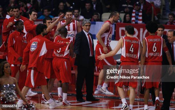 Panagiotis Giannakis, Head Coach of Olympiacos Piraeus and his players celebrate their victory after the Euroleague Basketball 2009-2010 Play Off...