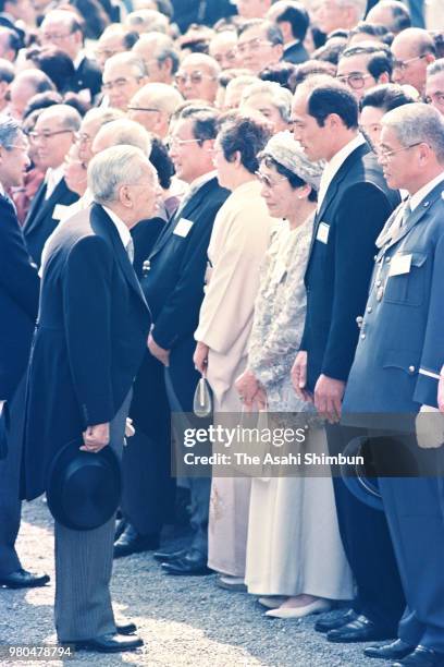 Emperor Hirohito talks with hammer thrower Shigenobu Murofushi during the spring garden party at the Akasaka Imperial Garden on May 20, 1987 in...