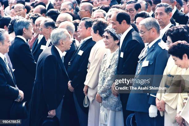 Emperor Hirohito talks with hammer thrower Shigenobu Murofushi during the spring garden party at the Akasaka Imperial Garden on May 20, 1987 in...