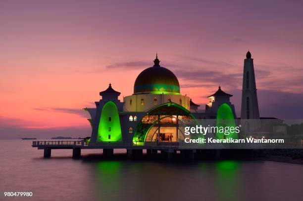 illuminated malacca straits mosque, malacca island, malacca, malaysia - floating mosque bildbanksfoton och bilder