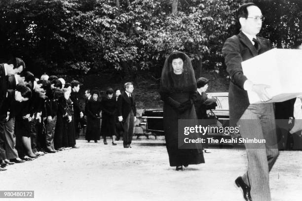 Princess Kikuko of Takamatsu walks during the 'Renso no Gi' funeral for late Prince Takamatsu at Toshimagaoka Cemetery on February 10, 1987 in Tokyo,...