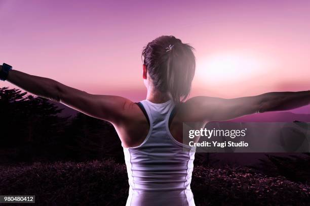 fitness woman's back shot that spreads both hands - les-bras-écartés photos et images de collection