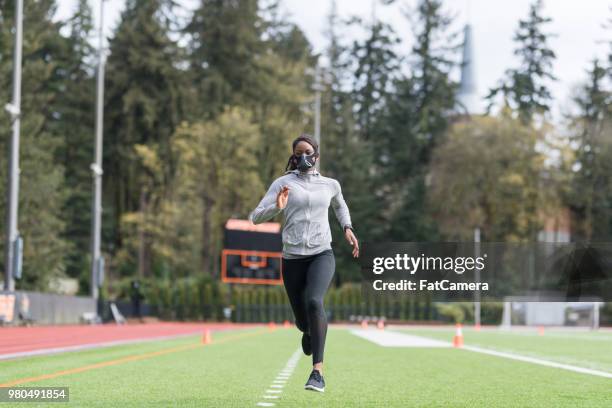 Training Mask Track Racing Black Woman Running Mask Photos and Premium High Res Pictures - Getty ...