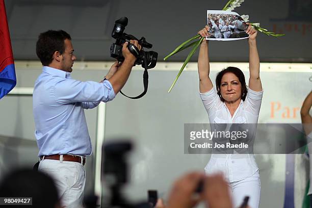 Singer Gloria Estefan holds a photograph of Cuba's Las Damas de Blanco as she shows her support for them on March 25, 2010 in Miami, Florida. In Cuba...