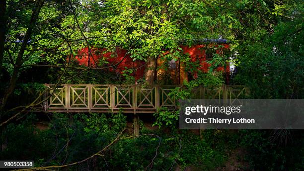 2014-06-22 la roulotte rouge - roulotte stock pictures, royalty-free photos & images