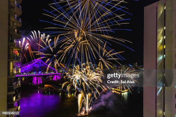 brisbane city fireworks - alas stock-fotos und bilder