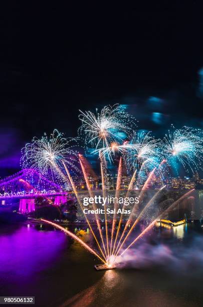 brisbane city fireworks - alas stockfoto's en -beelden