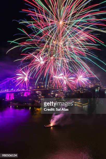 brisbane city fireworks - alas stockfoto's en -beelden