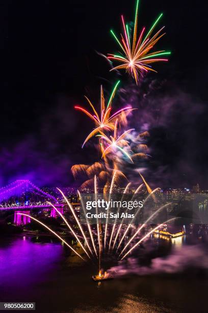 brisbane city fireworks - alas stock-fotos und bilder