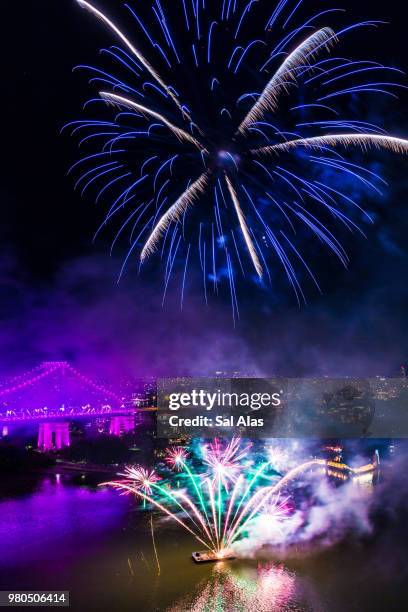 brisbane city fireworks - alas stockfoto's en -beelden