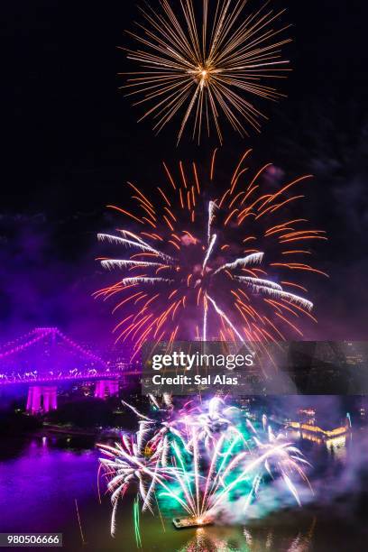 brisbane city fireworks - alas stockfoto's en -beelden