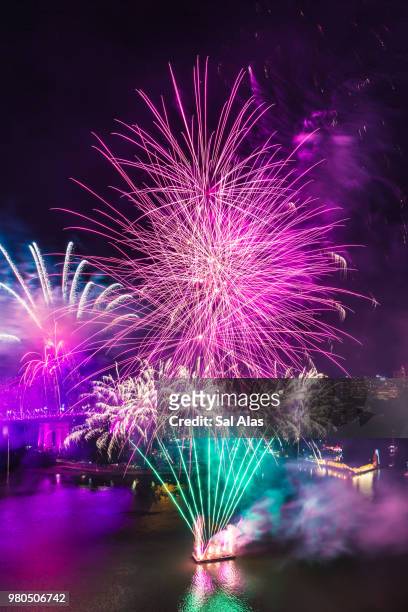 brisbane city fireworks - alas stock-fotos und bilder