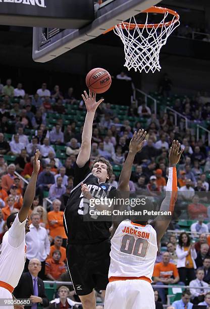 Matt Howard of the Butler Bulldogs puts up a shot over Rick Jackson of the Syracuse Orange during the west regional semifinal of the 2010 NCAA men's...