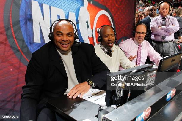 Analysts Charles Barkley, Kennie Smith, and Ernie Johnson talk during halftime of the NBA game between the Miami Heat and the Chicago Bulls on March...