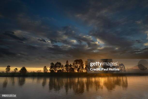 sunrise and clouds over paterson river, hinton, morpeth, hunter, new south wales - morpeth - fotografias e filmes do acervo