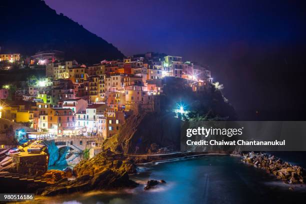 view of manarola at night, manarola, liguria, italy - mar de liguria fotografías e imágenes de stock