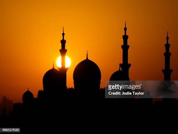 setting sun - abu dhabi - mezquita de badshahi fotografías e imágenes de stock