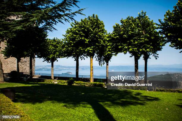 veduta dai giardini della rocca - giardini stock pictures, royalty-free photos & images