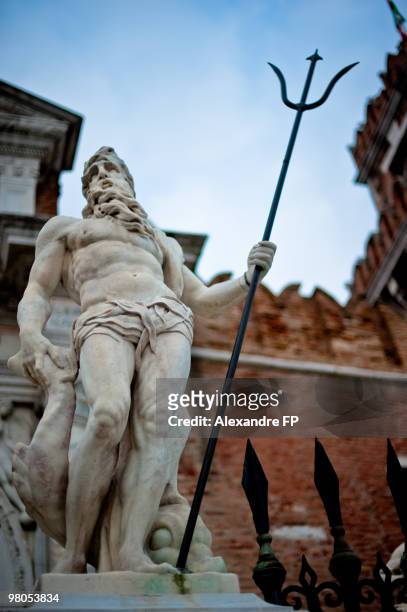 neptune statue at the arsenale in venice - neptune roman god - fotografias e filmes do acervo