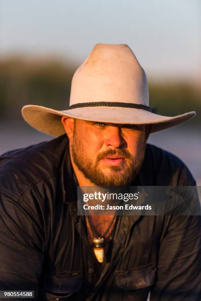 timber creek, victoria river dis, bullo river station, northern territory, australia - akubra hat stock-fotos und bilder