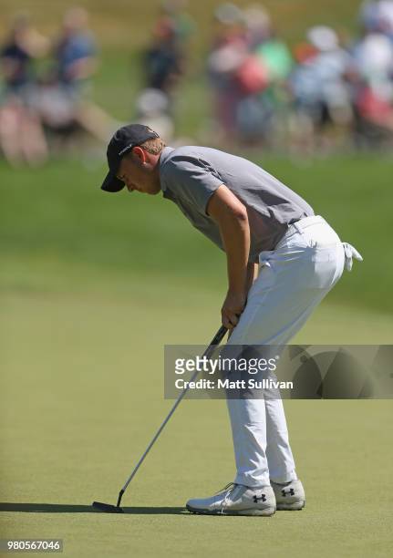 Jordan Spieth reacts to a missed birdie putt on the eighth hole during the first round of the Travelers Championship at TPC River Highlands on June...
