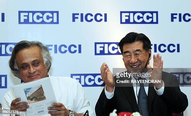 Vice-Premier of The People's Republic of China Hui Liangyu applauds as Indian Minister of State for Environment and Forests Jairam Ramesh looks on...