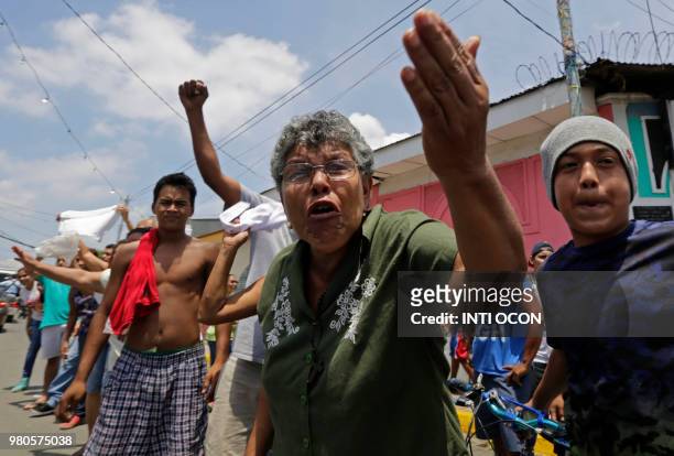 People shout slogans demanding for peace in Masaya, about 35km from Managua on June 21, 2018. - Nicaraguan bishops arrived in the city -- which this...