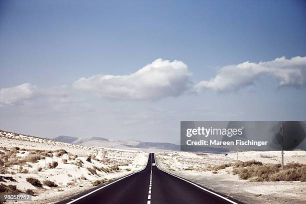 paved road in desert - mareen fischinger foto e immagini stock