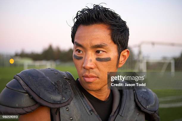 man in football gear on grassy field - jason todd 個照片及圖片檔