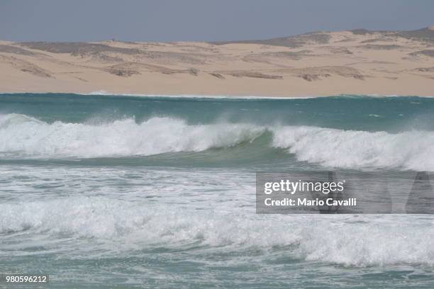 large ocean wave, boa vista, cape verde - cape verde stock-fotos und bilder