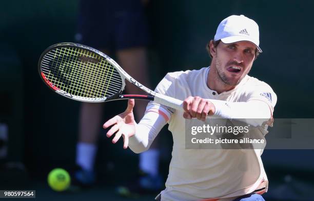 Nordrhein-Westfalen, Halle: Tennis, ATP-Tour, Doppel, Herren, Viertelfinale. Mischa Zverev from Germany in action against Puetz and Struff from...