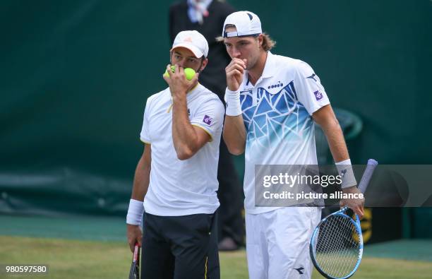 Nordrhein-Westfalen, Halle: Tennis, ATP-Tour, Doppel, Herren, Viertelfinale. Tim Puetz and Jan-Lennard Struff from Germany discuss behind closed...