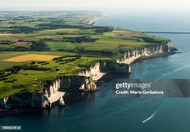 aerial view of etretat cliffs, etretat, normandy, france - canal de la mancha fotografías e imágenes de stock