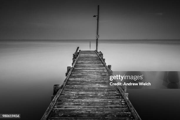 wooden pier at gulf of mexico, alabama, usa - andrew eldritch stock-fotos und bilder