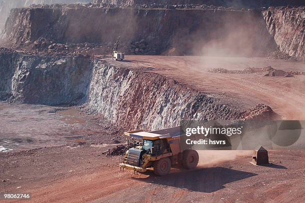 open-pit mine mit kipper - mining truck stock-fotos und bilder