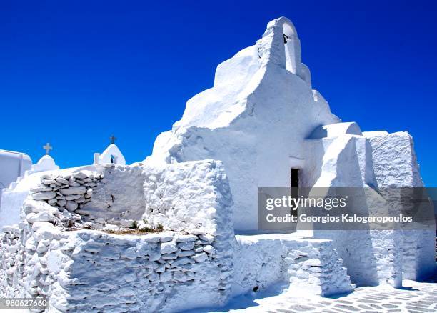 white stone church under blue sky, mykonos, south aegean, greece - egeu meridional imagens e fotografias de stock