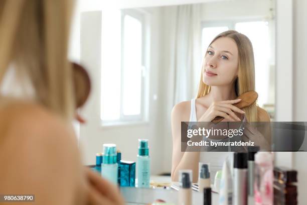 ¡rutina diaria para cada mujer! - caspa fotografías e imágenes de stock