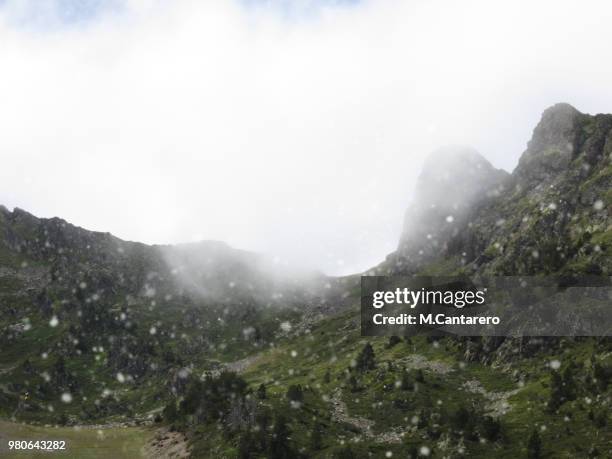 nieve en la montaña - montaña stock pictures, royalty-free photos & images