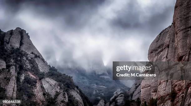 niebla en montserrat - niebla stock-fotos und bilder