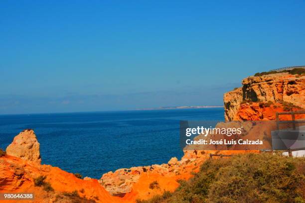 carvoeiro cliffs - carvoeiro fotografías e imágenes de stock