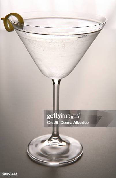 vodka martini with lemon twist - sabor - fotografias e filmes do acervo