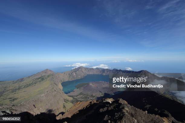 aerial view of rinjani volcano, lombok, nusa tenggara barat, indonesia - vulkan rinjani stock-fotos und bilder