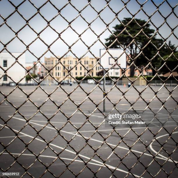 schoolyard fence and basketball court, san francisco, california, usa - usa court stock-fotos und bilder