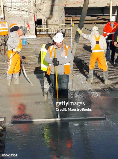 pumpa betong på den nya amstel stationen. - väg och vattenbyggnadsingenjör bildbanksfoton och bilder