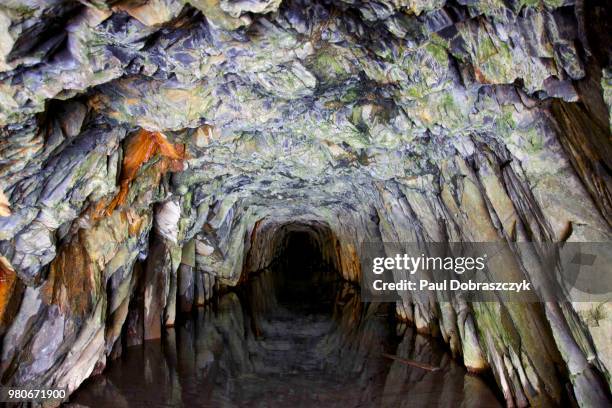 salt mine tunnel, rhosydd quarry, porthmadog, wales - zoutmijn stockfoto's en -beelden