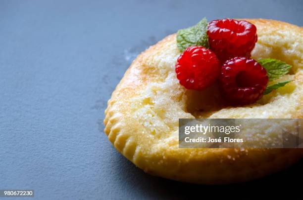 close up view of sweet bread with raspberry on top - süßes brot stock-fotos und bilder