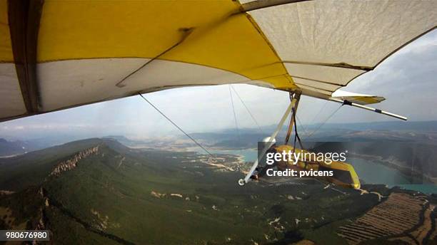 hang gliding - drachenfliegen stock-fotos und bilder